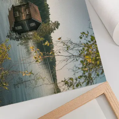 Poster casetta sul lago con specchi d'acqua nella foresta, un'immagine di pace