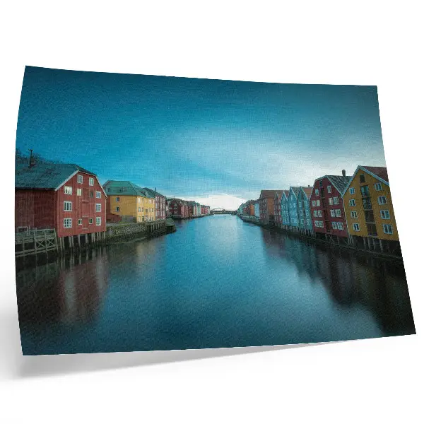 Poster con case colorate specchiate nel fiume dall'atmosfera scandinava con colori saturi