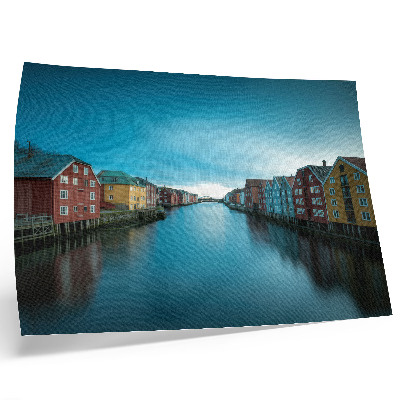 Poster dai colori saturi Case colorate che si specchiano nel fiume, atmosfera scandinava
