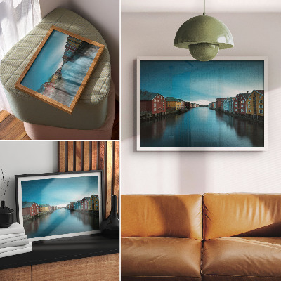 Poster dai colori saturi Case colorate che si specchiano nel fiume, atmosfera scandinava