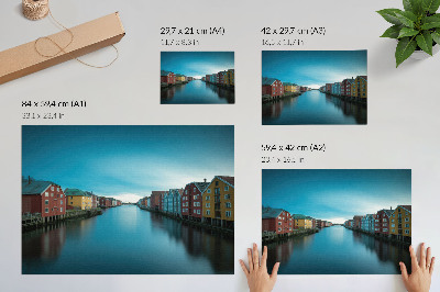Poster dai colori saturi Case colorate che si specchiano nel fiume, atmosfera scandinava