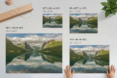 Poster montagne pittoresche sopra il lago con riflesso limpido