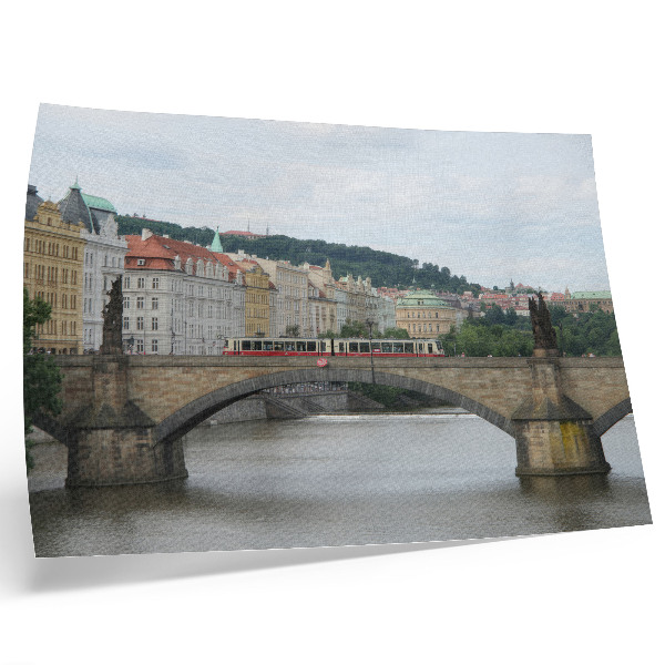 Poster murale di alta qualità Un ponte sul fiume con un tram, circondato da architettura classica