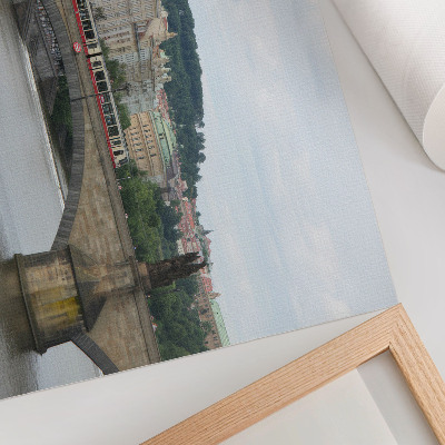 Poster murale di alta qualità Un ponte sul fiume con un tram, circondato da architettura classica