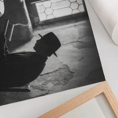 Poster con stampa dai colori saturi atmosfera in bianco e nero con uomo che legge un libro dal gusto classico