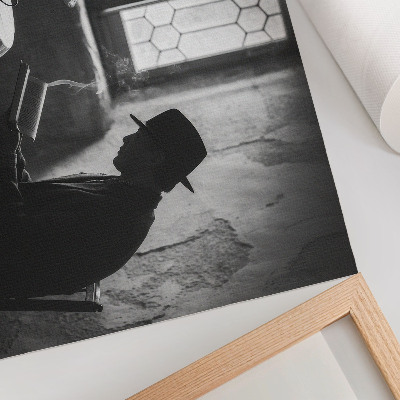 Poster dai colori saturi Atmosfera in bianco e nero, uomo con un libro, eleganza classica