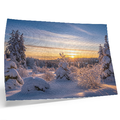 Poster dai colori saturi Paesaggio invernale con neve e sole all'orizzonte.