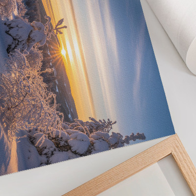Poster dai colori saturi Paesaggio invernale con neve e sole all'orizzonte.