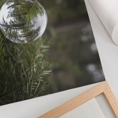 Stampa su tela moderna Una sfera di cristallo sullo sfondo di un ramo di pino.