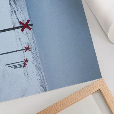 Poster con colline bianche, segni rossi, spazio e silenzio con colori saturi