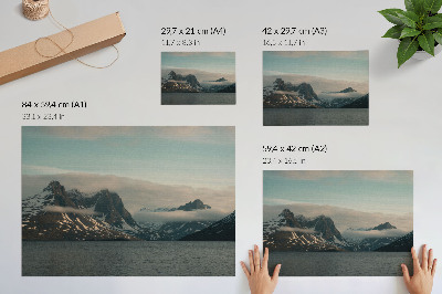 Poster murale di alta qualità Montagne monumentali all'ombra della pace e delle nuvole