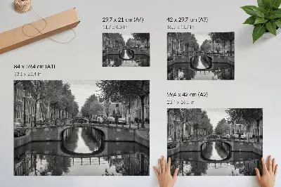 Stampa su tela moderna con ponti in bianco e nero e spazio urbano dei canali