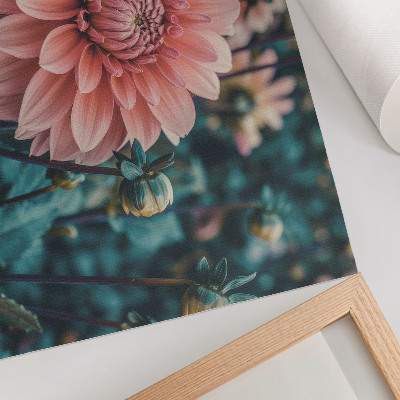 Poster dai colori saturi Composizione moderna con dalie rosa e foglie verdi.