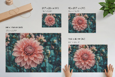 Poster dai colori saturi Composizione moderna con dalie rosa e foglie verdi.