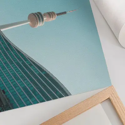 Poster cielo azzurro con edificio moderno e torre cittadina
