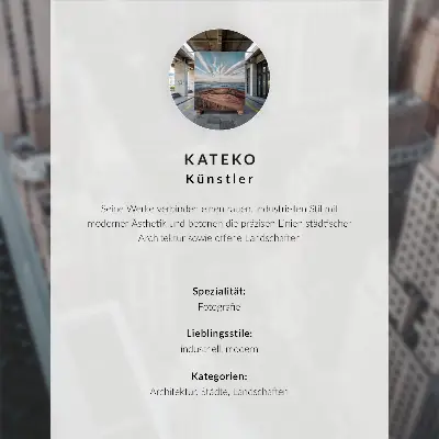 Poster cielo azzurro con edificio moderno e torre cittadina