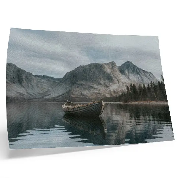 Poster con paesaggio di montagna, lago e barca dai colori saturi con tema pace e armonia