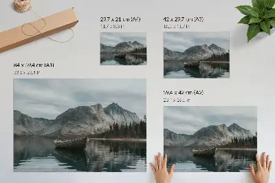 Poster con paesaggio di montagna, lago e barca dai colori saturi con tema pace e armonia