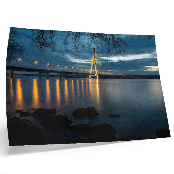 Poster Ponte illuminato sull'acqua di notte