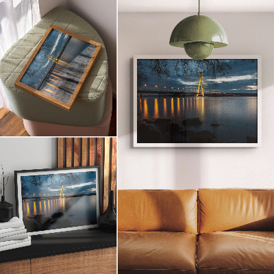 Poster Ponte illuminato sull'acqua di notte