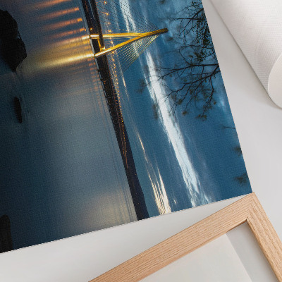 Poster Ponte illuminato sull'acqua di notte