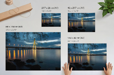Poster Ponte illuminato sull'acqua di notte
