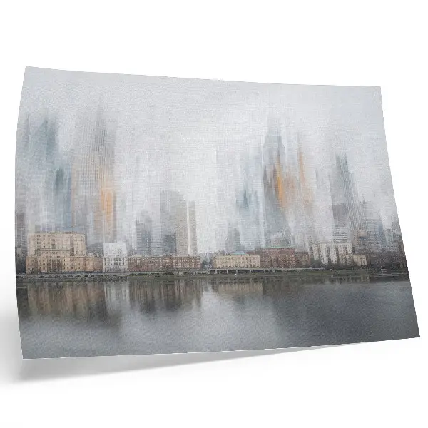 Poster dai colori saturi città nebbiosa con riflessi pastello dallo stile moderno