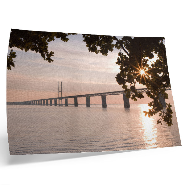Poster dai colori saturi Un pittoresco ponte sull'acqua al tramonto.