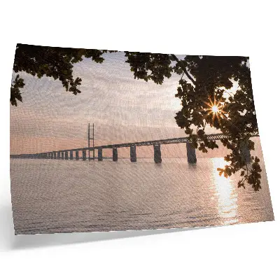 Poster con colori saturi raffigurante un pittoresco ponte sull'acqua al tramonto