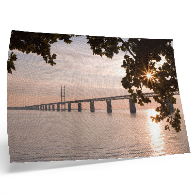 Poster dai colori saturi Un pittoresco ponte sull'acqua al tramonto.