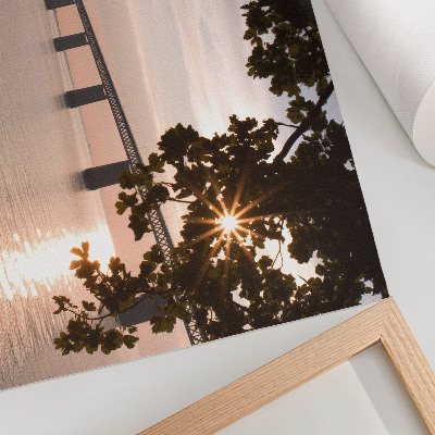 Poster dai colori saturi Un pittoresco ponte sull'acqua al tramonto.