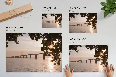 Poster con colori saturi raffigurante un pittoresco ponte sull'acqua al tramonto