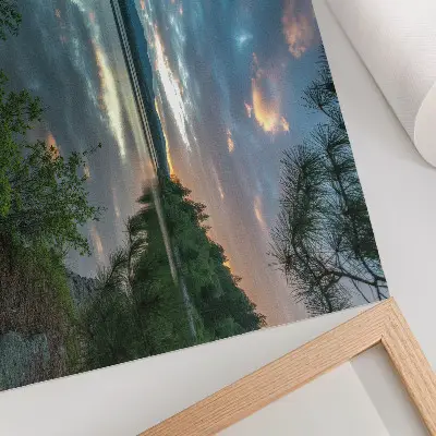 Poster murale di alta qualità raffigurante riflessi del lago con cielo verde e alberi in una atmosfera calma