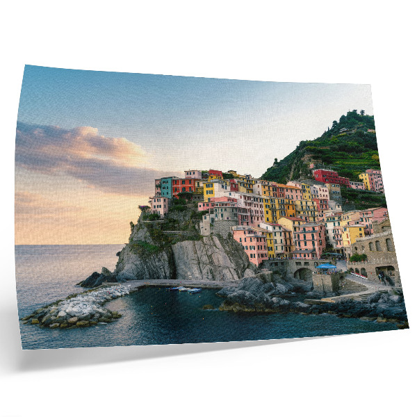Poster Case colorate su una scogliera a picco sul mare