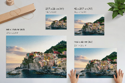 Poster Case colorate su una scogliera a picco sul mare