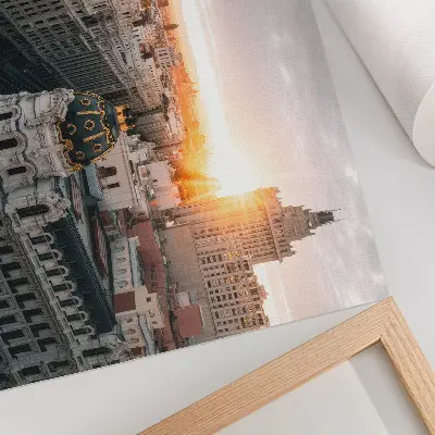 Poster città notturna dall'architettura maestosa