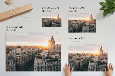 Poster città notturna dall'architettura maestosa