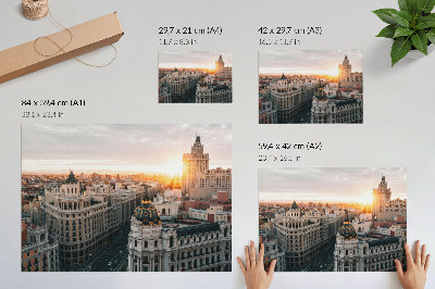 Poster Una città notturna dall'architettura maestosa