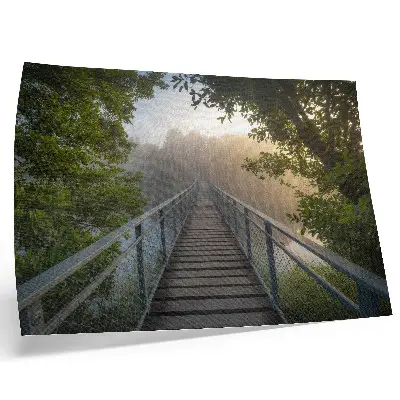 Poster con colori saturi ponte nella nebbia su un fiume in un ambiente verdeggiante