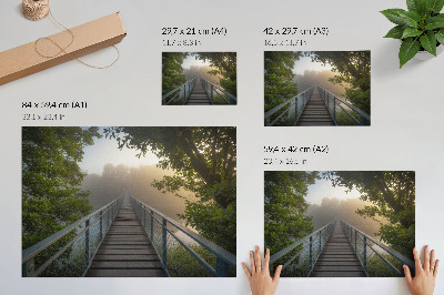 Poster dai colori saturi Un ponte nella nebbia su un fiume in un ambiente verdeggiante