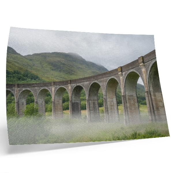 Stampa su tela moderna Un maestoso ponte ad arco immerso nel verde.
