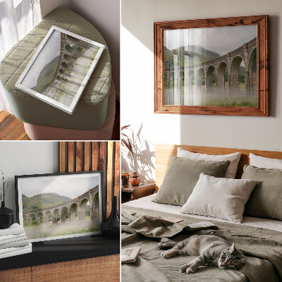 Stampa su tela moderna Un maestoso ponte ad arco immerso nel verde.