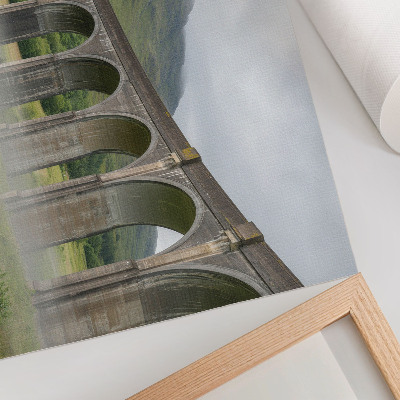 Stampa su tela moderna Un maestoso ponte ad arco immerso nel verde.