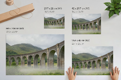 Stampa su tela moderna Un maestoso ponte ad arco immerso nel verde.