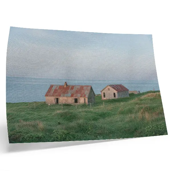 Poster edifici rustici, prati verdi e mare