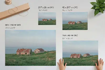 Poster edifici rustici, prati verdi e mare