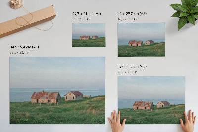 Poster Edifici rustici, prati verdi, mare