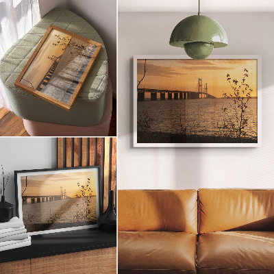 Poster dai colori saturi Ponte al tramonto con un albero