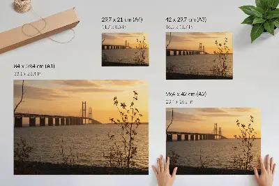 Ponte al tramonto con un albero poster con colori saturi