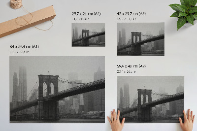Poster Il ponte e la città in sfumature di grigio, pace ed eleganza